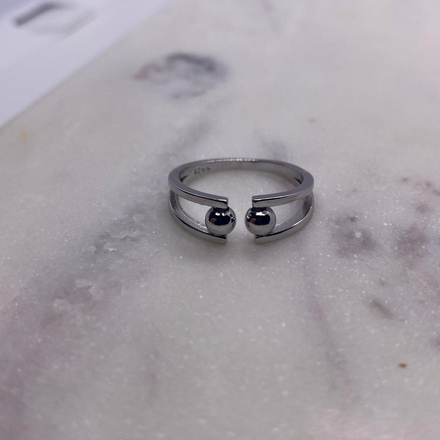 Anxiety Ring Bolletjes Zilver 925 Sfeerbeeld op marmer