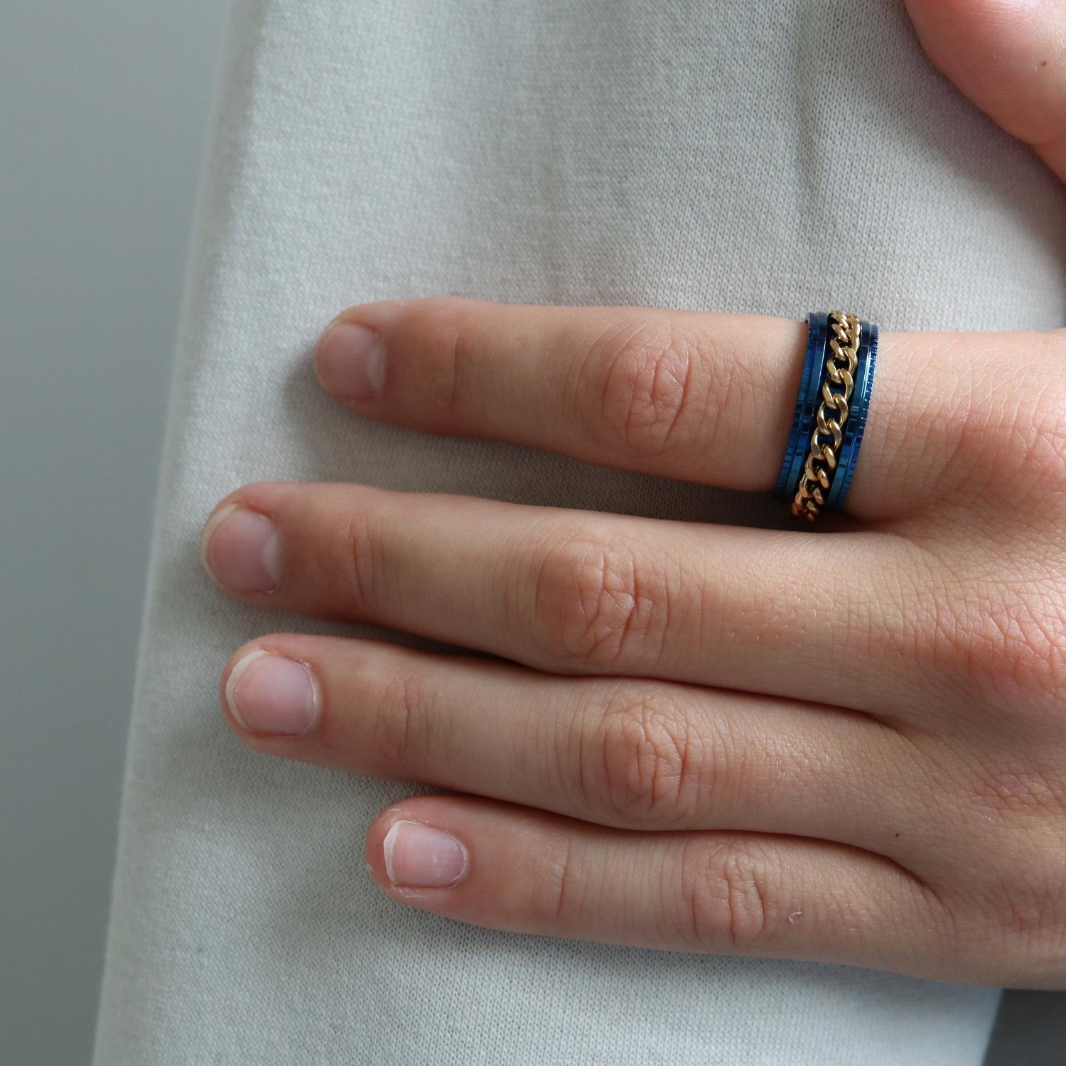 Anxiety Ring (ketting) Blauw-Goud om vinger